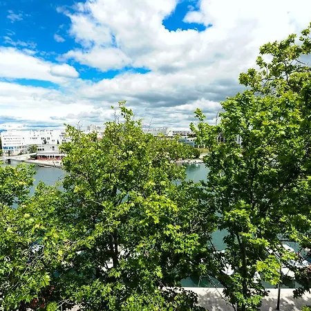 Feel Good Penthouse With Jacuzzi