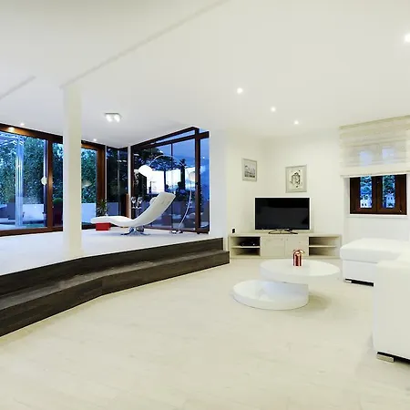 Feel Good Penthouse With Jacuzzi