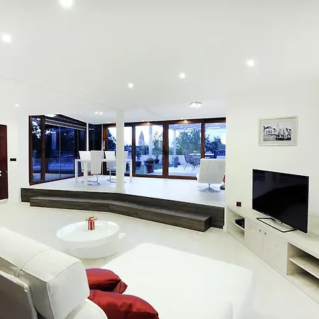 شقة Feel Good Penthouse With Jacuzzi