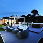 Feel Good Penthouse With Jacuzzi Apartment