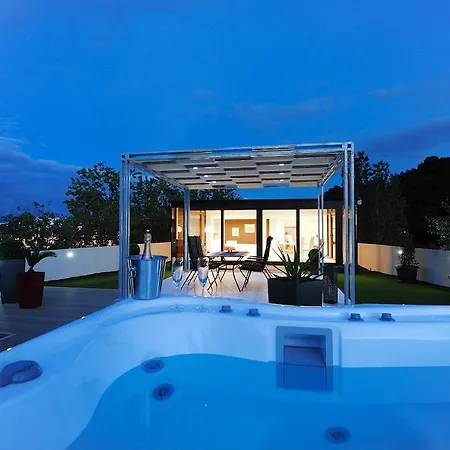 Feel Good Penthouse With Jacuzzi Apartment