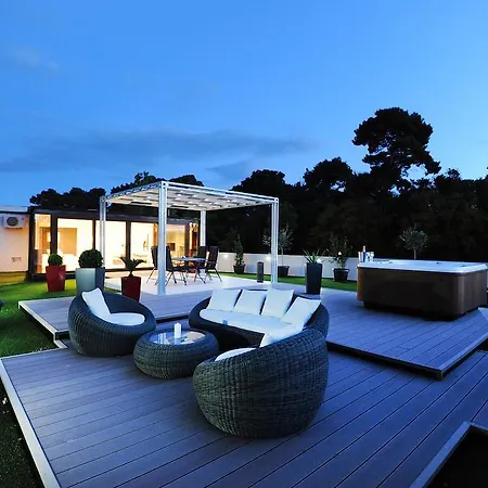 Feel Good Penthouse With Jacuzzi Apartment